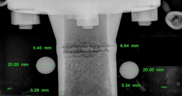 管道连接器XRAY腐蚀检测-绿色数值是管道剩余壁厚-管道中心暗部区域可以看到腐蚀情况